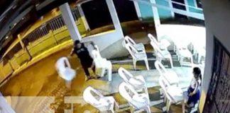 Sujeto intenta robar sillas antes de un culto religioso en Managua