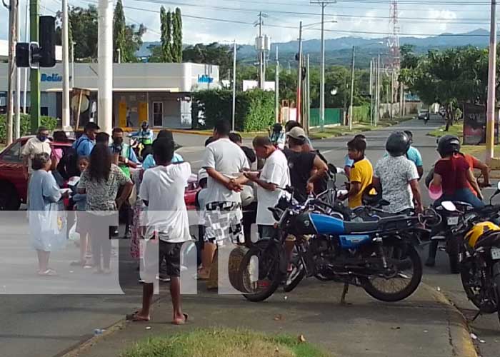 Universitarias impactan contra un taxi en Managua