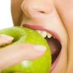 Interesante: La manzana, una excelente forma de blanquecer tus dientes