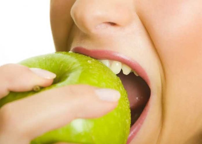 Interesante: La manzana, una excelente forma de blanquecer tus dientes