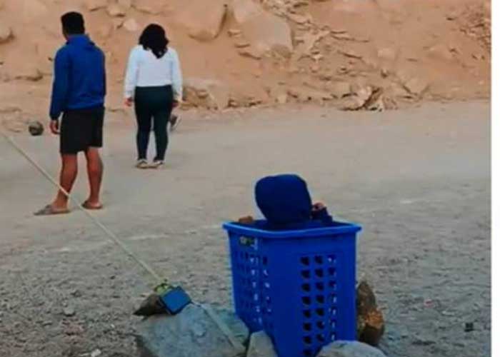 "Clase rigio": Madre deja a su hijo en una canasta para poder jugar voleibol