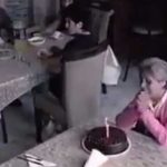 "Con tristeza", abuelita celebra solita su cumpleaños en un restaurante