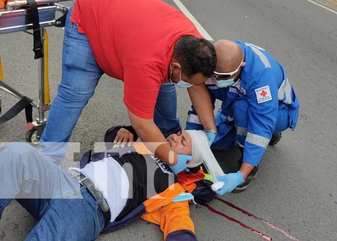 Conductor a exceso de velocidad se estrella contra camioneta en Managua