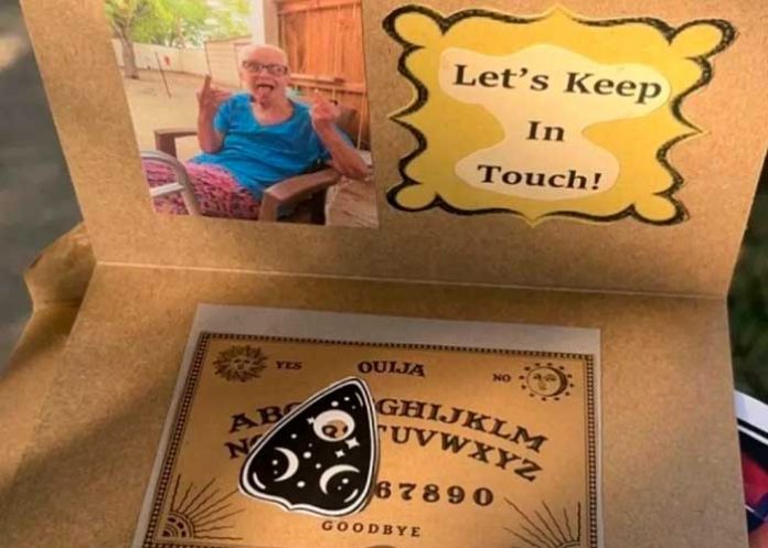 Abuelita dejó oujias de regalo para los asistentes de su funeral