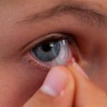 Tengan cuidado: Mujer acumuló 23 lentes de contacto en el ojo