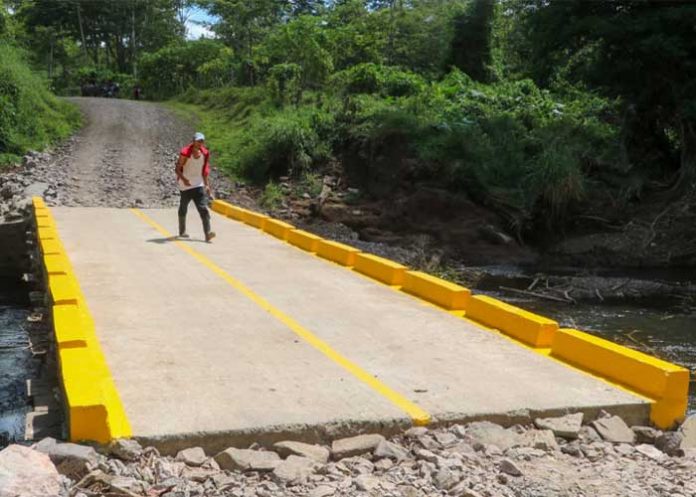 Entregan un puente en la comunidad de San Pablo de Nasawe, en Siuna