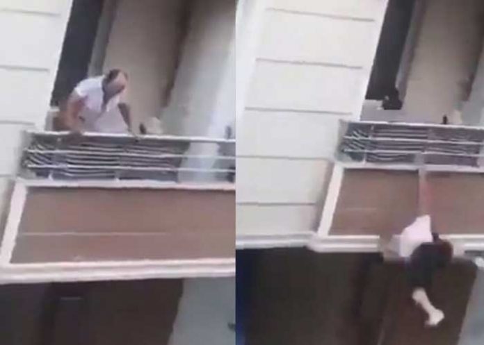 Le llegó el karma: Agredió a peatón y cayó desde el balcón de su cuarto (VIDEO)