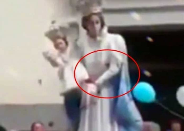 ¿Señal del cielo? Estatua de virgen María se mueve ante todos (VIDEO)