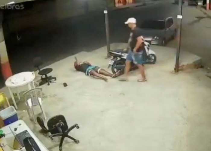 'Le salió el tiro por la culata': Ladrón es baleado al intentar robar (VIDEO)