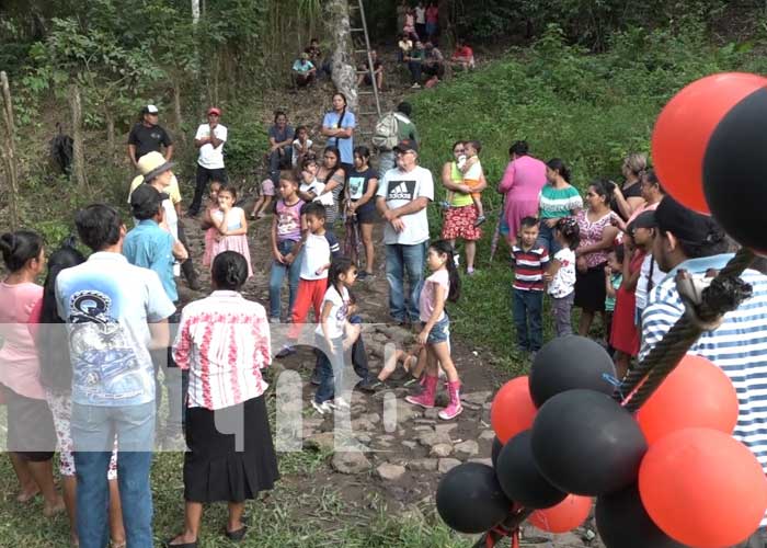 Inauguran en la Comunidad La Flor en Matagalpa un puente colgante