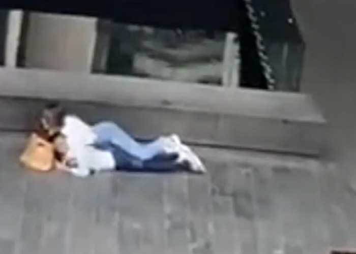 "Iba a dar su vida": Mujer cubre con su cuerpo a niño en balacera (VIDEO)