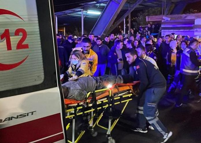 Cerca de 50 trabajadores resultaron atrapados en Turquía