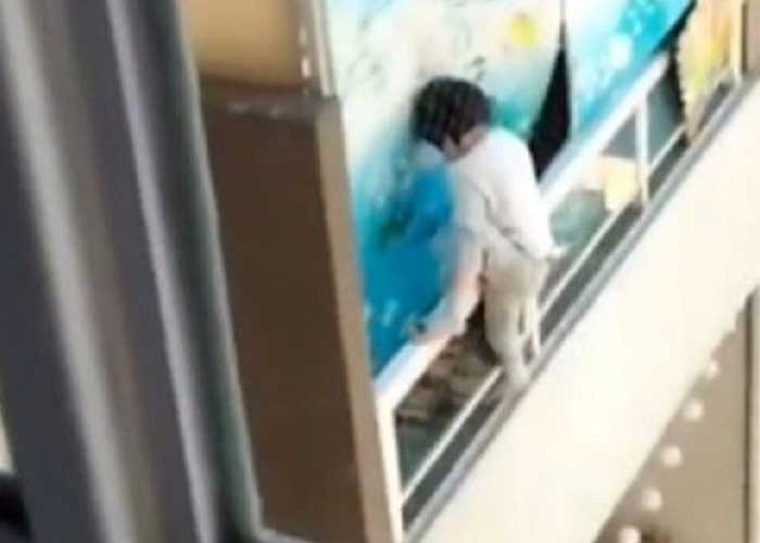 Bebé camina al borde de una ventana en edificio de 21 pisos (VIDEO)
