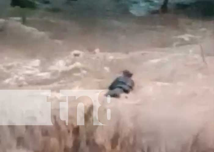 ¡Irresponsable! Hombre es arrastrado por las corrientes de una quebrada en Estelí