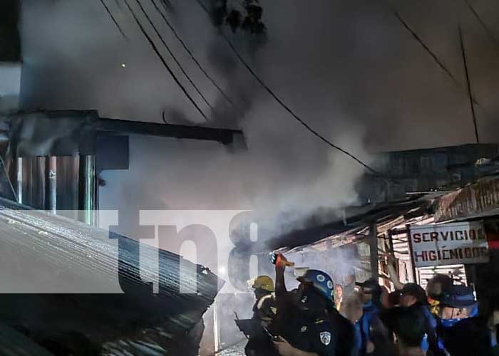Incendio convierte en chatarra a dos tramos en el Mercado Oriental