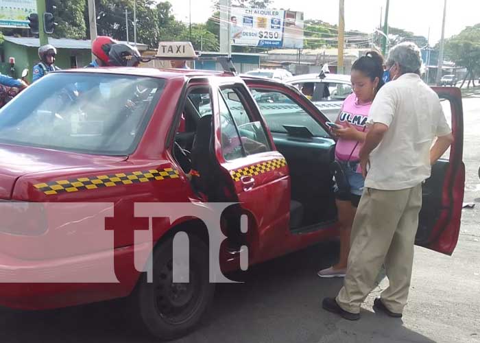 Universitarias impactan contra un taxi en Managua