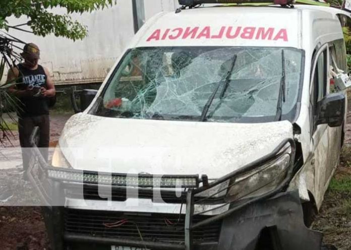 Conductor de ambulancia pierde el control e impacta contra un poste en Juigalpa