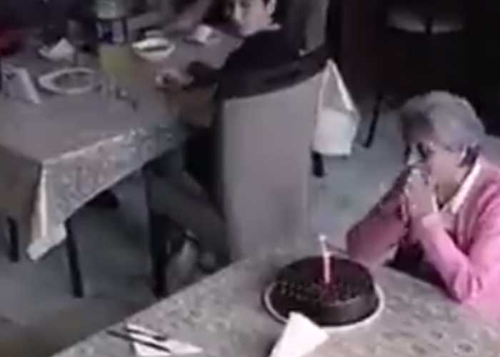 "Con tristeza", abuelita celebra solita su cumpleaños en un restaurante