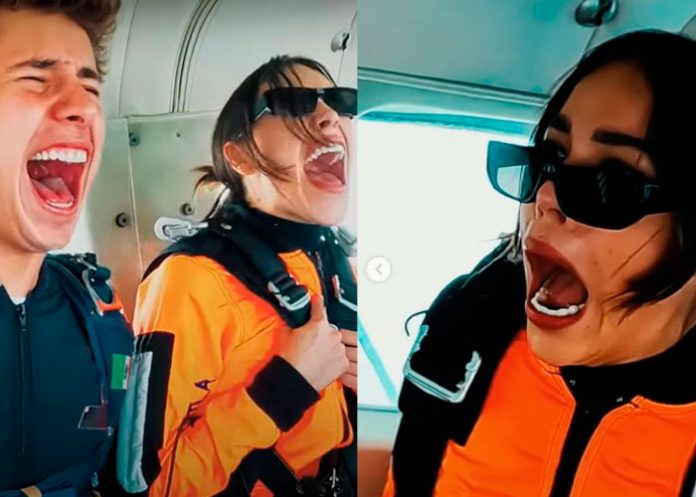 Danna Paola se lanza de un avión para un canal de Youtube