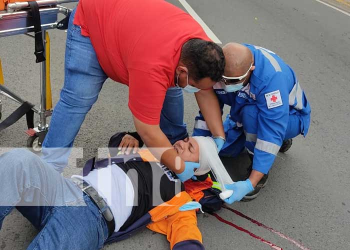 Conductor a exceso de velocidad se estrella contra camioneta en Managua