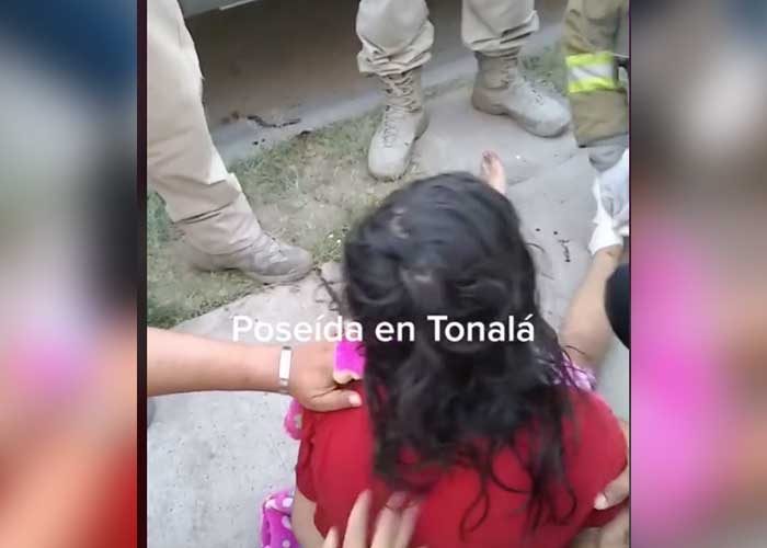 Video viral: Bomberos rescatan a mujer 'endemoniada'