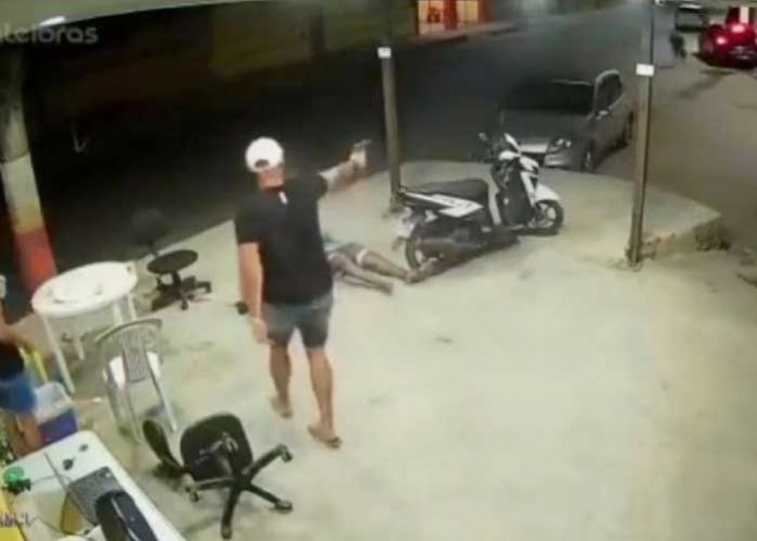 'Le salió el tiro por la culata': Ladrón es baleado al intentar robar (VIDEO)