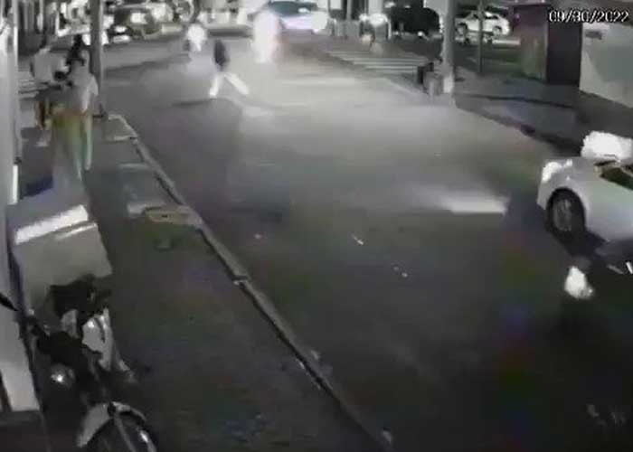 ¡Casi lo mata! Camioneta atropella horriblemente a motorizado (VIDEO)