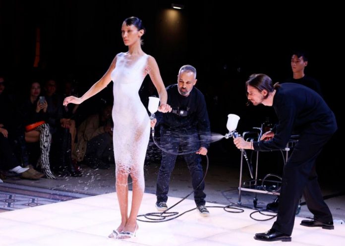 Bella Hadid y su vestido hecho de aerosol que impacta las redes sociales