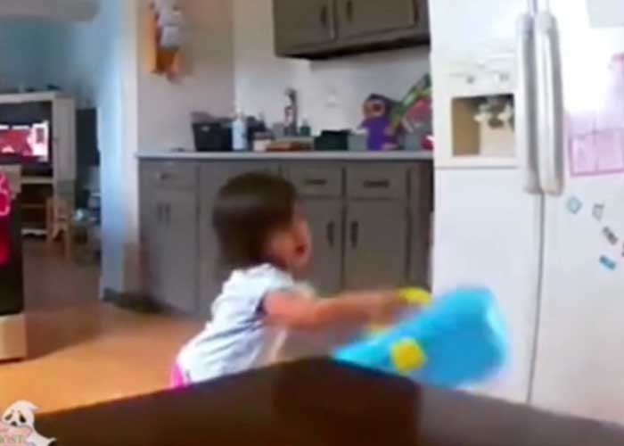 ¡De terror! Inocente niña se enfrenta contra un espíritu (VIDEO)