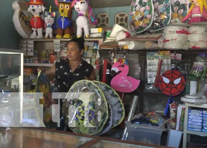 Emprendedora de Moyogalpa oferta adornos y flores, para el Día de los difuntos