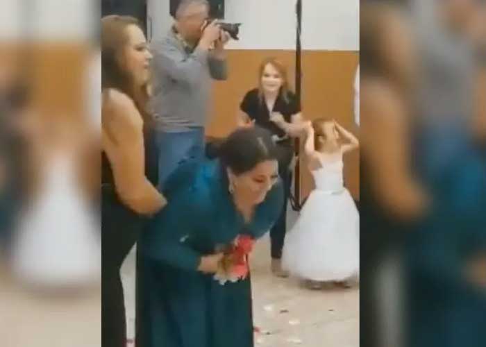Video: Invitadas arman tremendo pleito por el ramo de la novia /