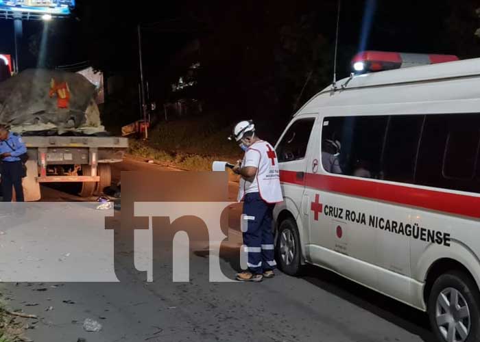 Motociclista pierde la vida tras impactar contra una rastra en Managua