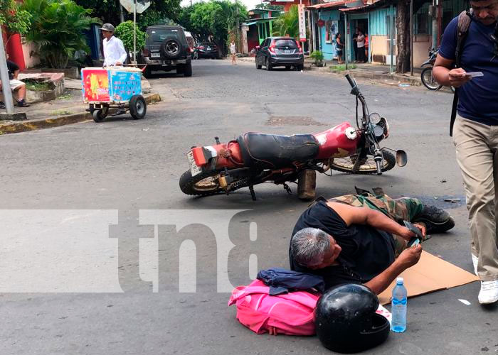 Colisión entre motociclista y un microbús deja un lesionado en Managua