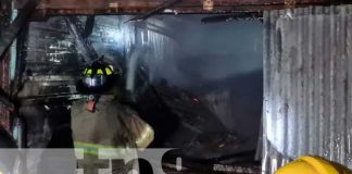 Incendio convierte en chatarra a dos tramos en el Mercado Oriental