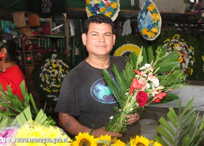 Flores, jarrones y más se comercia en los cementerios de Managua