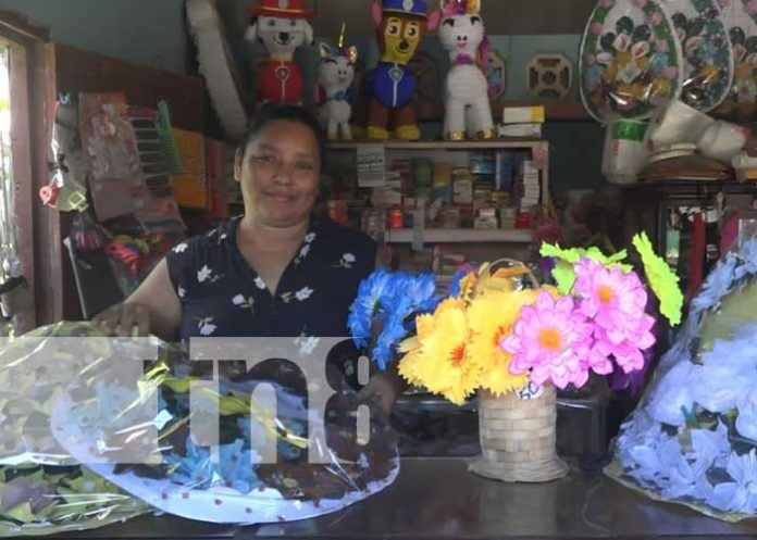 Emprendedora de Moyogalpa oferta adornos y flores, para el Día de los difuntos