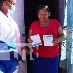 Familias del barrio René Cisneros en Managua reciben vacunas contra COVID-19