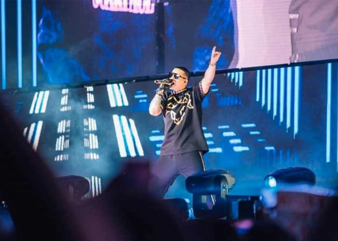 Daddy Yankee frena su show por un incendio en el escenario