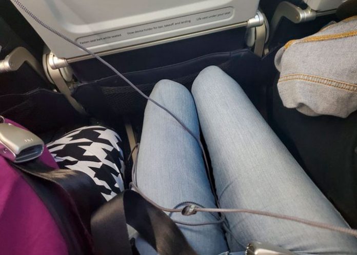 Se queja por viajar entre dos personas con obesidad y la aerolínea la premia