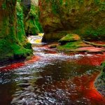 El 'Púlpito del Diablo': Río en Escocia tiene el color de la sangre