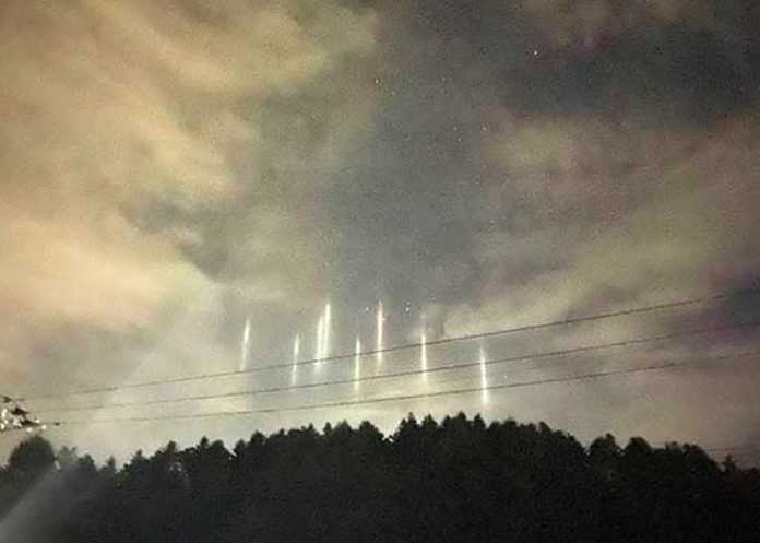 Extraños pilares de luz causan asombro en Japón 