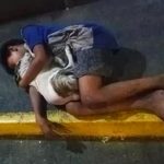 Niño sin hogar se hace viral por dormir con su perrito