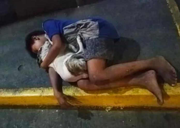 Niño sin hogar se hace viral por dormir con su perrito