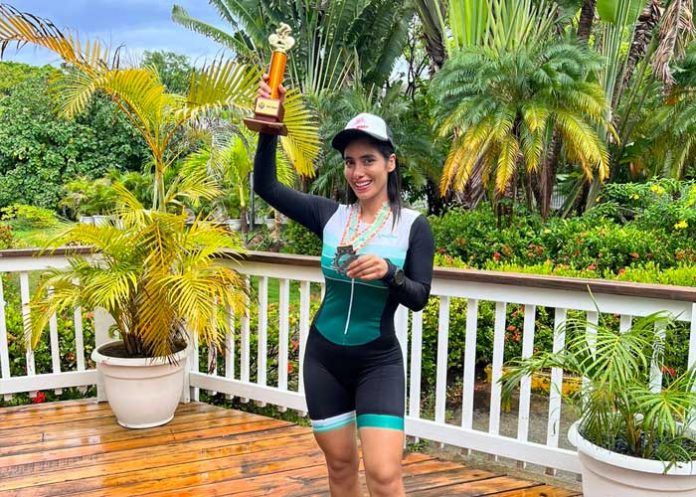 Anabella Galeano se luce en competencia de ciclismo Roatán P2P