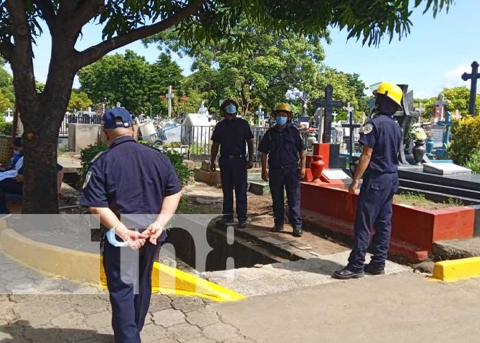 Bomberos inspeccionan cementerios previo al día de los difuntos en Managua