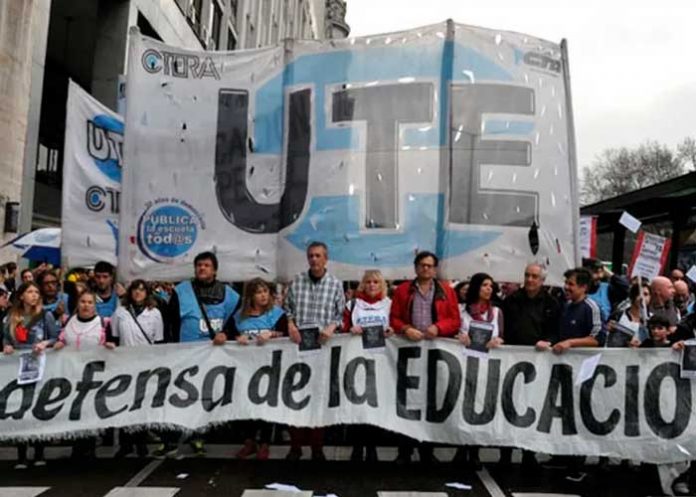 Comunidad educativa en Argentina convocan a huelga por el bajo presupuesto