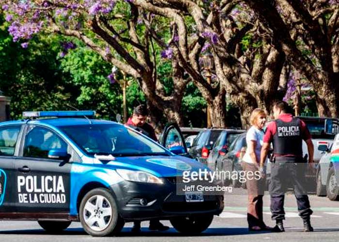 A joven en Argentina le fracturan la pelvis, le cortan la lengua tras violarla