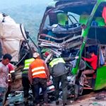 Por adelantar bus choca de frente con un camión dejando 23 heridos en Bolivia