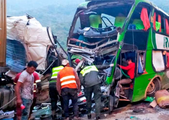 Por adelantar bus choca de frente con un camión dejando 23 heridos en Bolivia