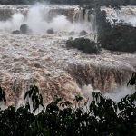 Las cataratas del Iguazú se desbordan tras las fuertes lluvias torrenciales